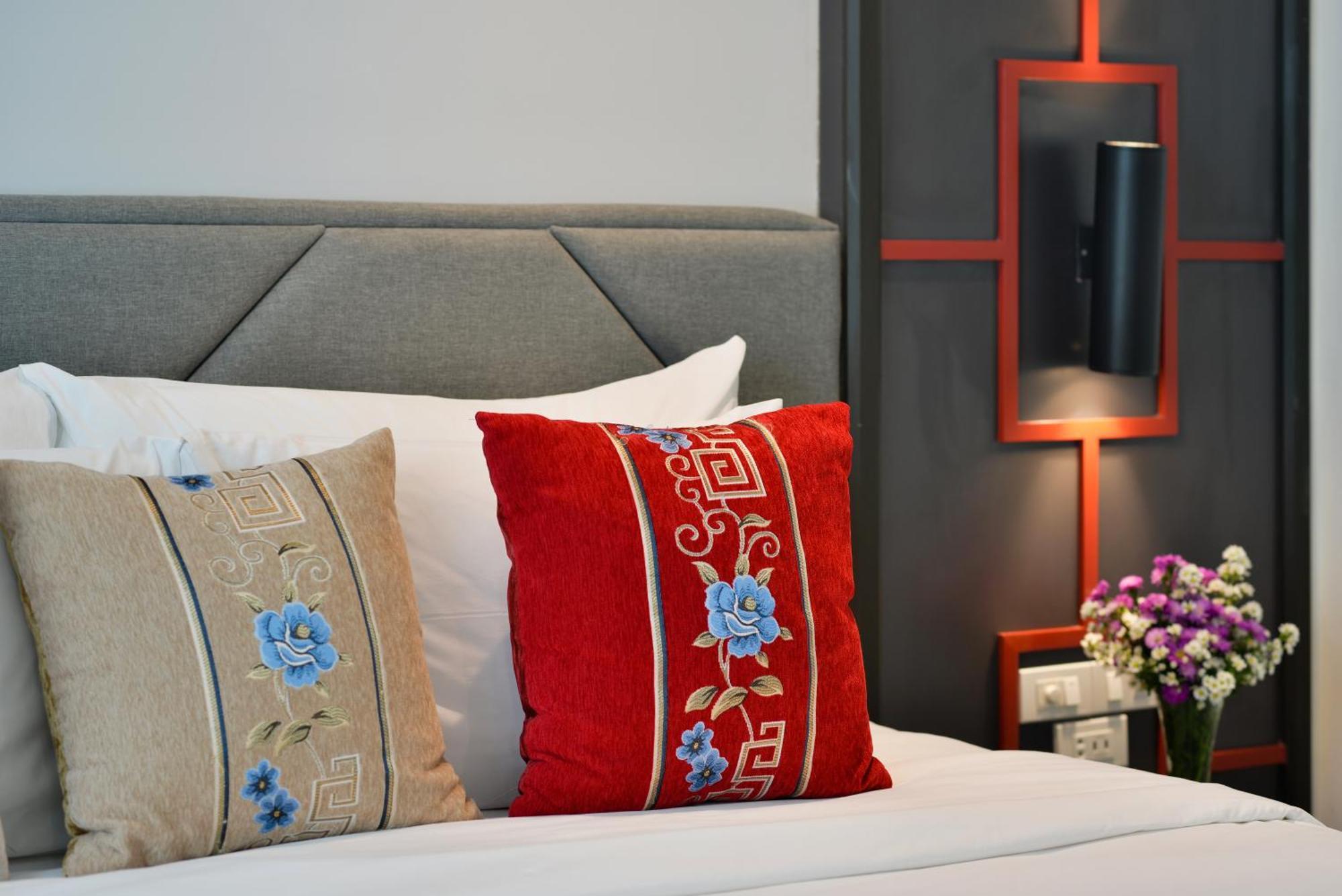 Hotel Villa De Pranakorn - Relais&Chateaux Bangkok Bagian luar foto A throw pillow