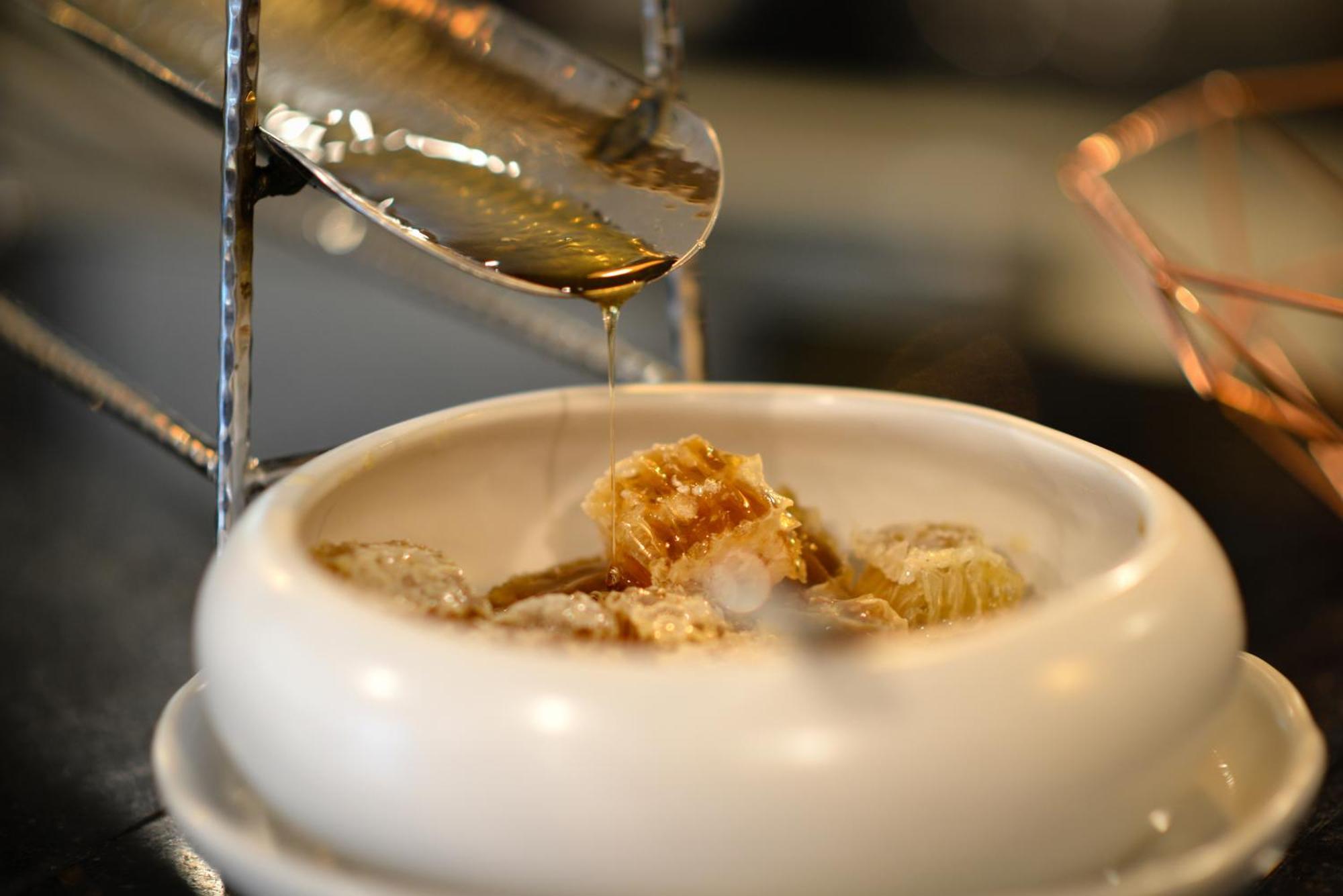 Hotel Villa De Pranakorn - Relais&Chateaux Bangkok Bagian luar foto Honeycomb being drizzled with honey