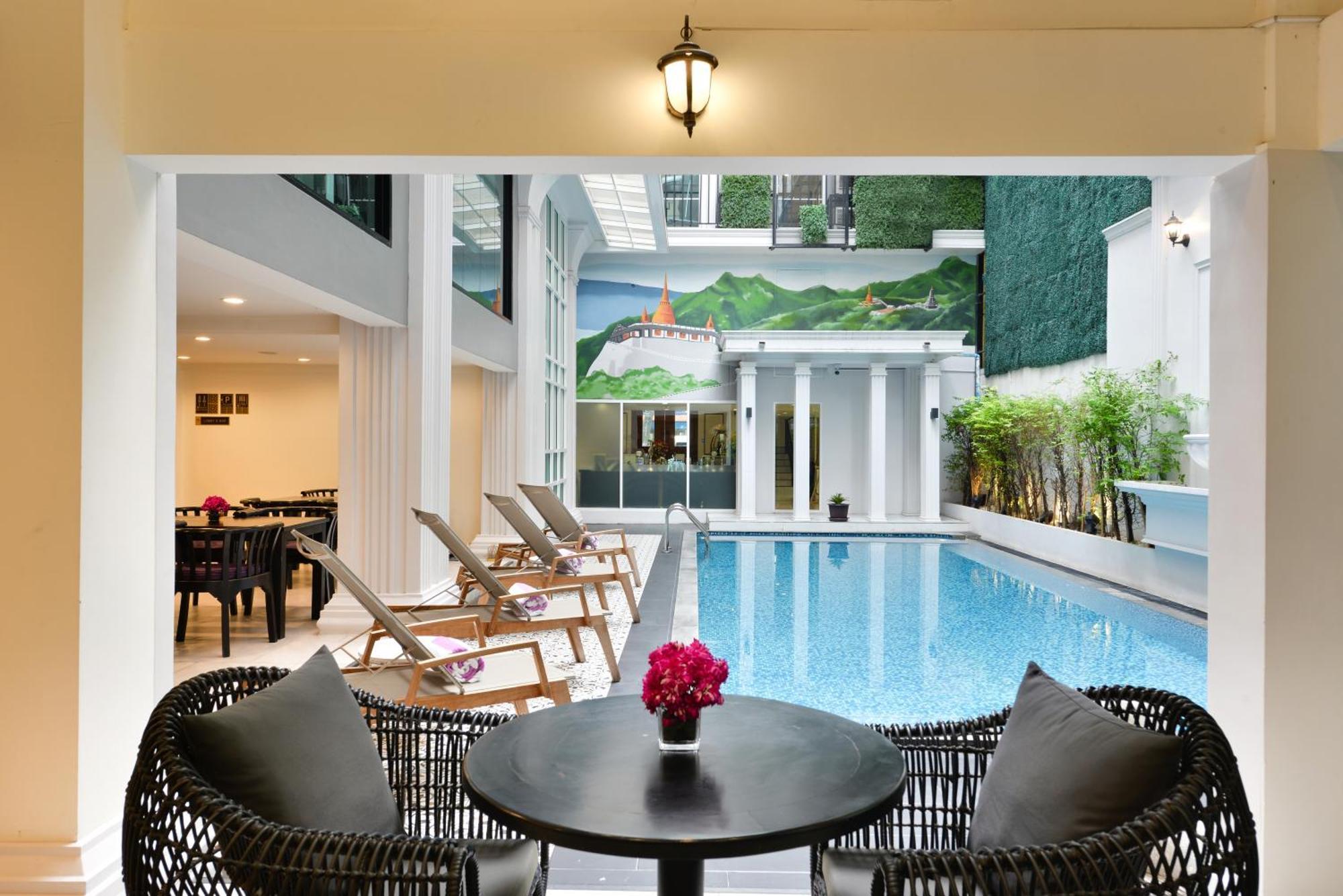 Hotel Villa De Pranakorn - Relais&Chateaux Bangkok Bagian luar foto The pool at the hotel