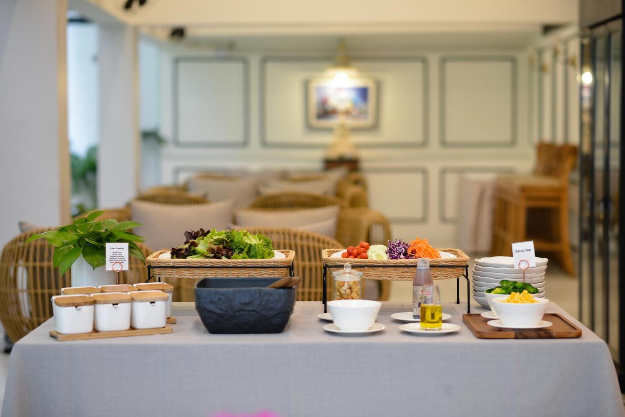Hotel Villa De Pranakorn - Relais&Chateaux Bangkok Bagian luar foto A salad bar