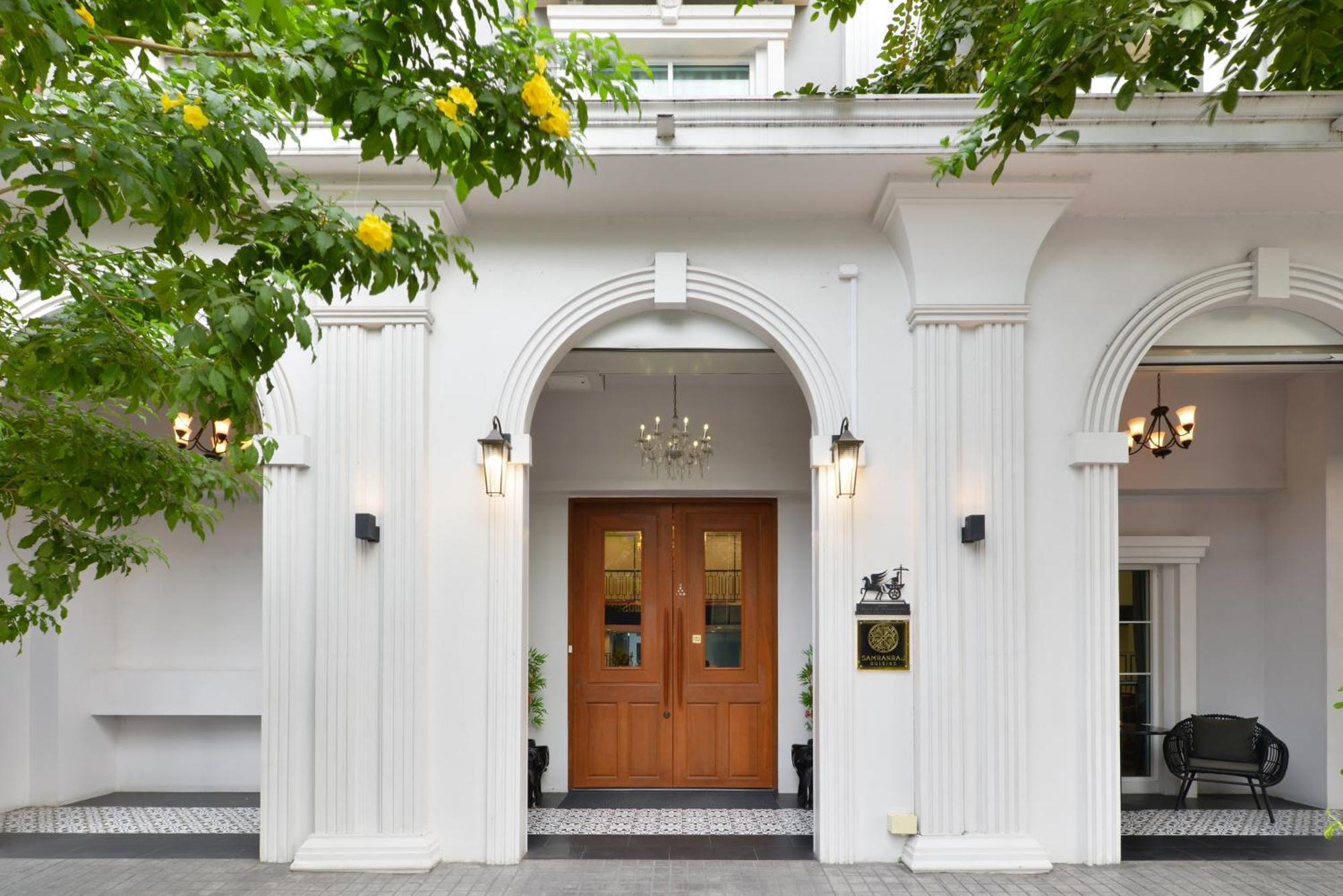 Hotel Villa De Pranakorn - Relais&Chateaux Bangkok Bagian luar foto The entrance of the hotel