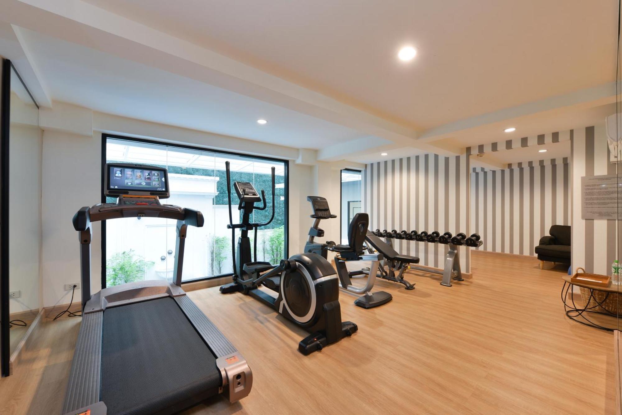 Hotel Villa De Pranakorn - Relais&Chateaux Bangkok Bagian luar foto A gym at a hotel