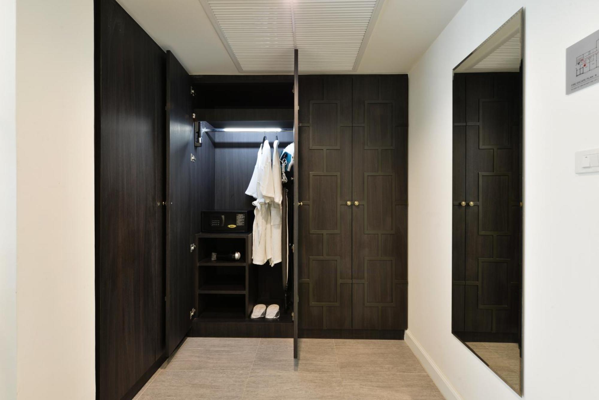 Hotel Villa De Pranakorn - Relais&Chateaux Bangkok Bagian luar foto A walk-in closet