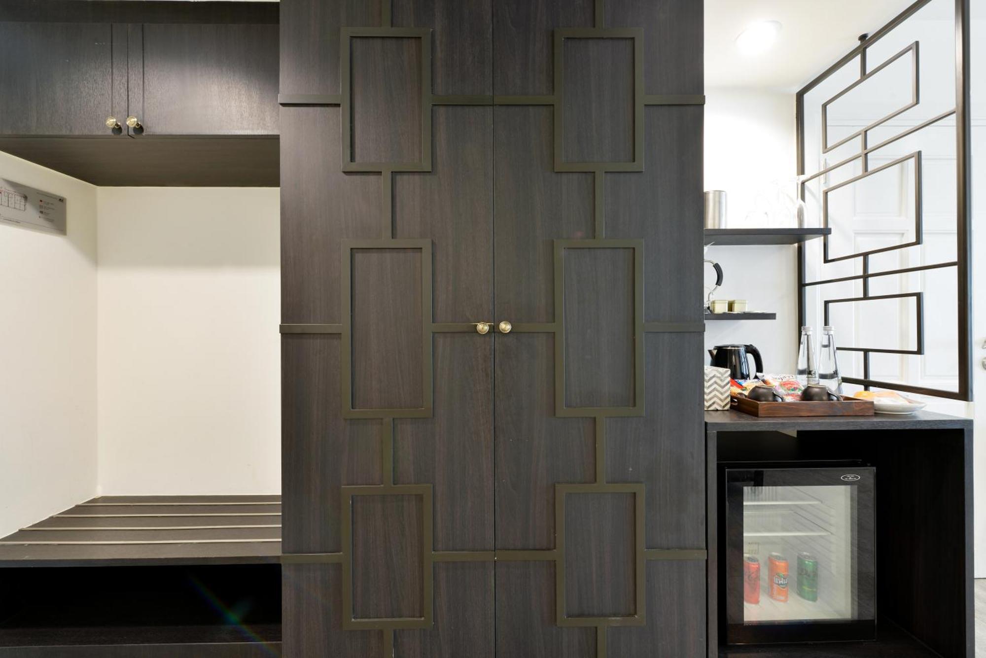 Hotel Villa De Pranakorn - Relais&Chateaux Bangkok Bagian luar foto A door made of wood veneer