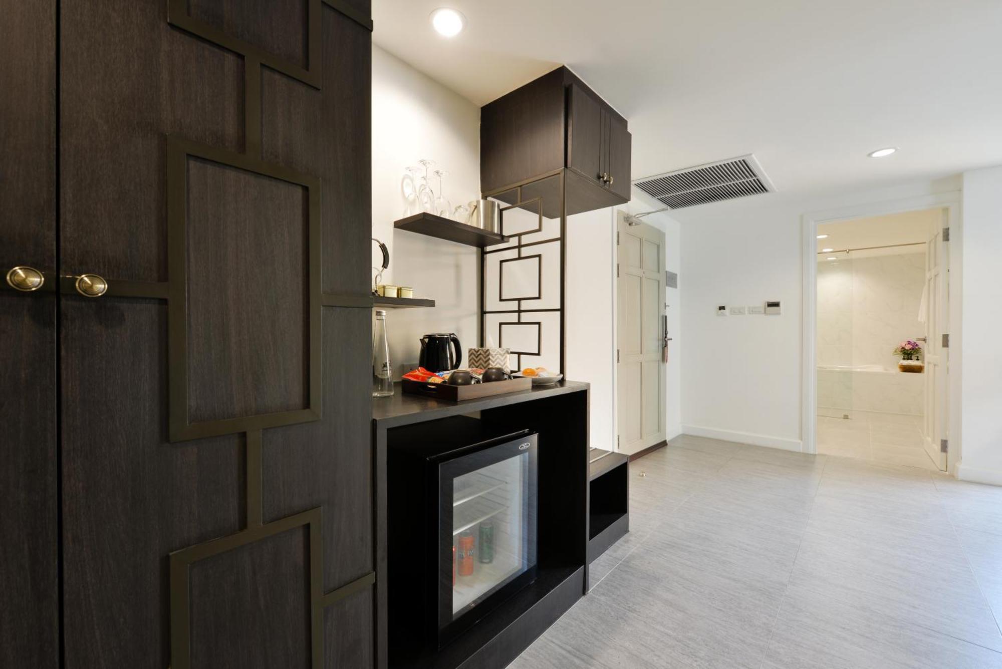 Hotel Villa De Pranakorn - Relais&Chateaux Bangkok Bagian luar foto A kitchen in a serviced apartment