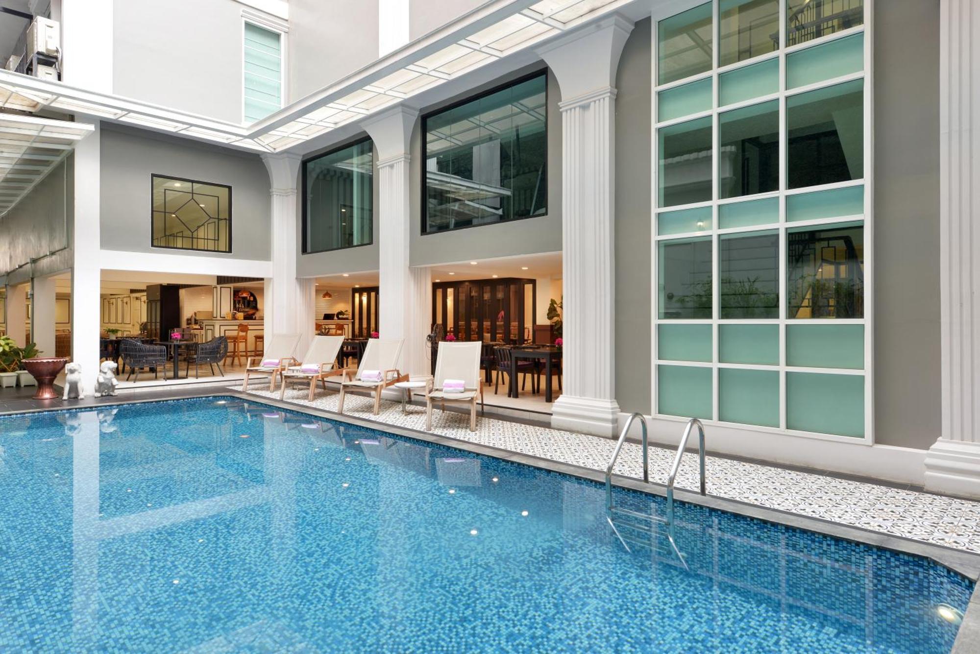 Hotel Villa De Pranakorn - Relais&Chateaux Bangkok Bagian luar foto The swimming pool at the hotel