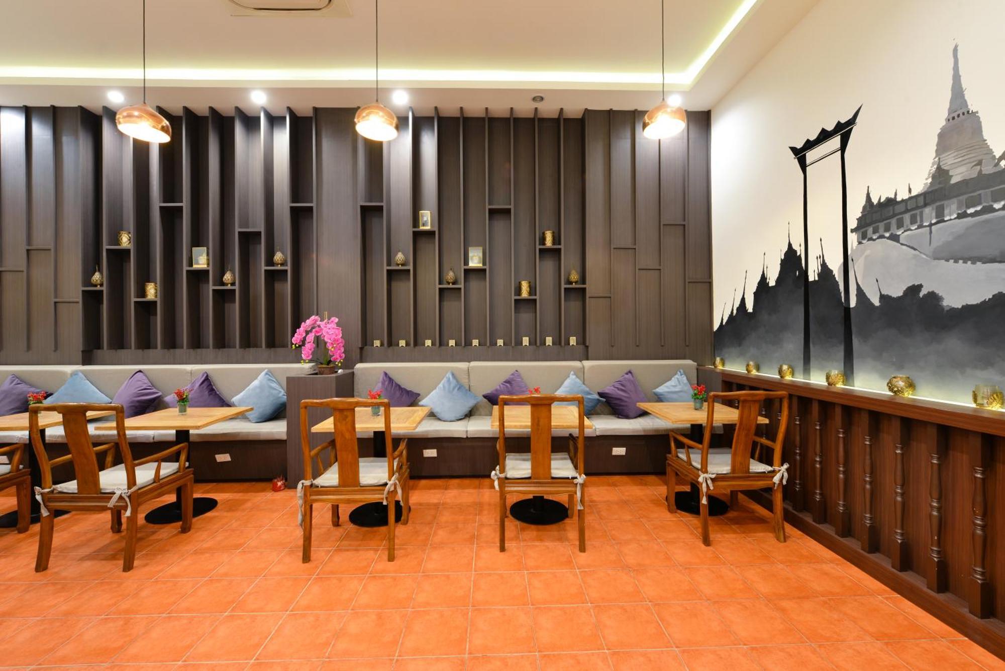 Hotel Villa De Pranakorn - Relais&Chateaux Bangkok Bagian luar foto Interior of a Thai restaurant