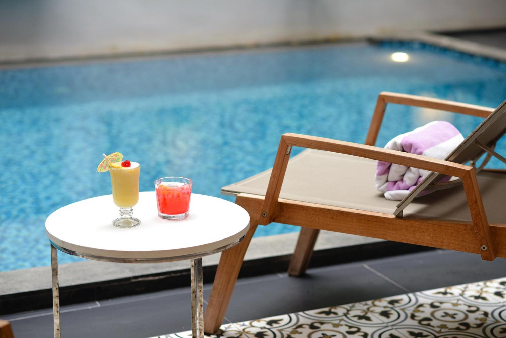 Hotel Villa De Pranakorn - Relais&Chateaux Bangkok Bagian luar foto Swimming pool at the hotel